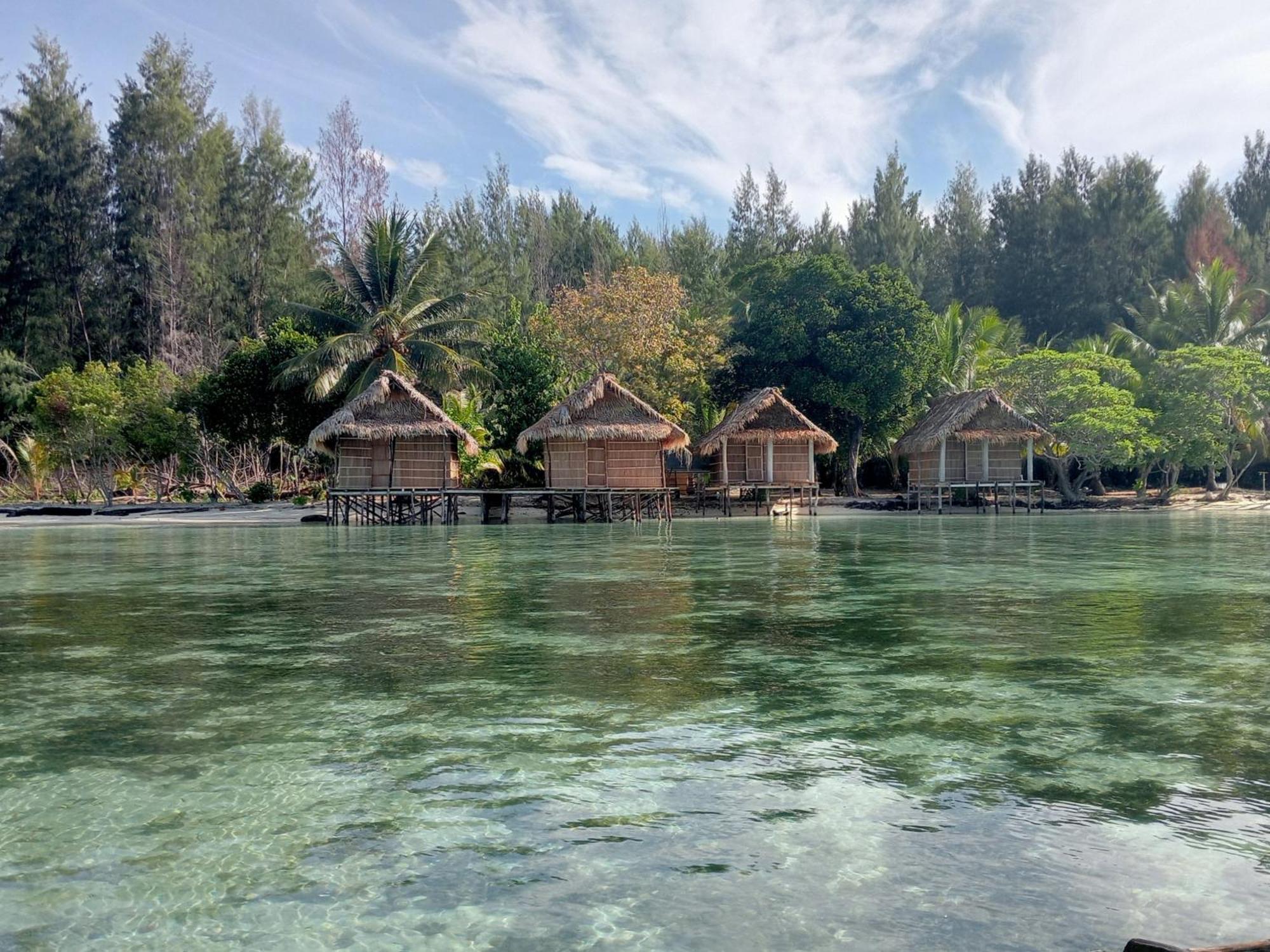 Coco Huts Guest House Waisai Kültér fotó