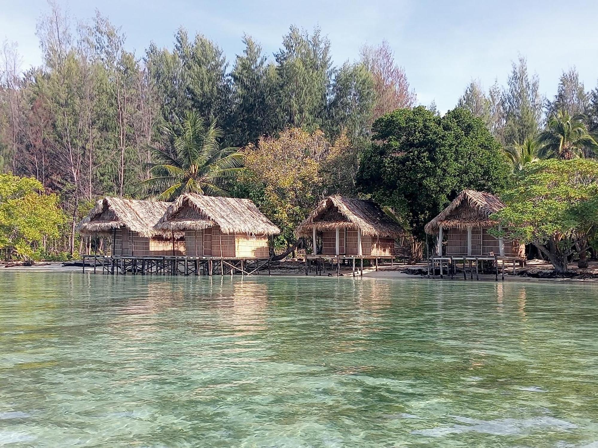 Coco Huts Guest House Waisai Kültér fotó