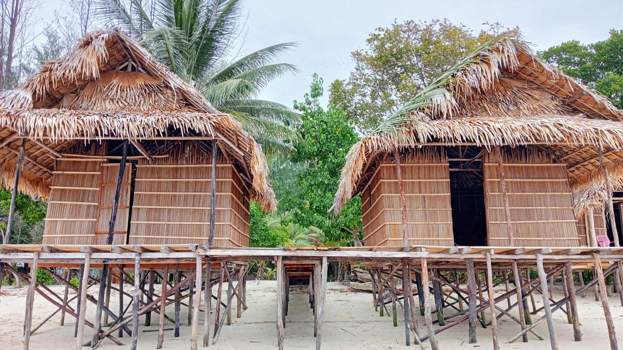 Coco Huts Guest House Waisai Kültér fotó
