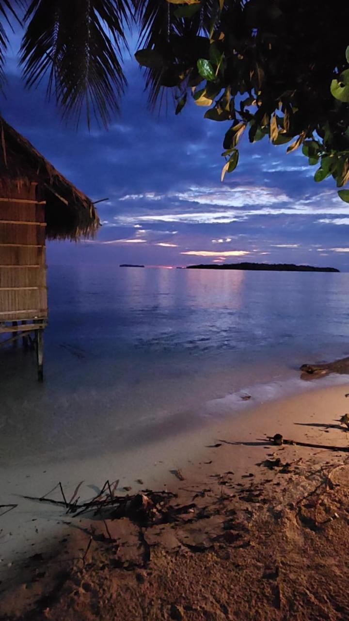Coco Huts Guest House Waisai Kültér fotó