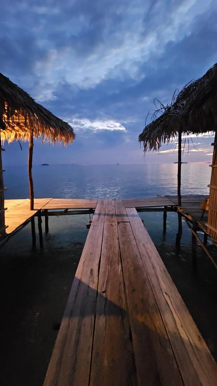 Coco Huts Guest House Waisai Kültér fotó