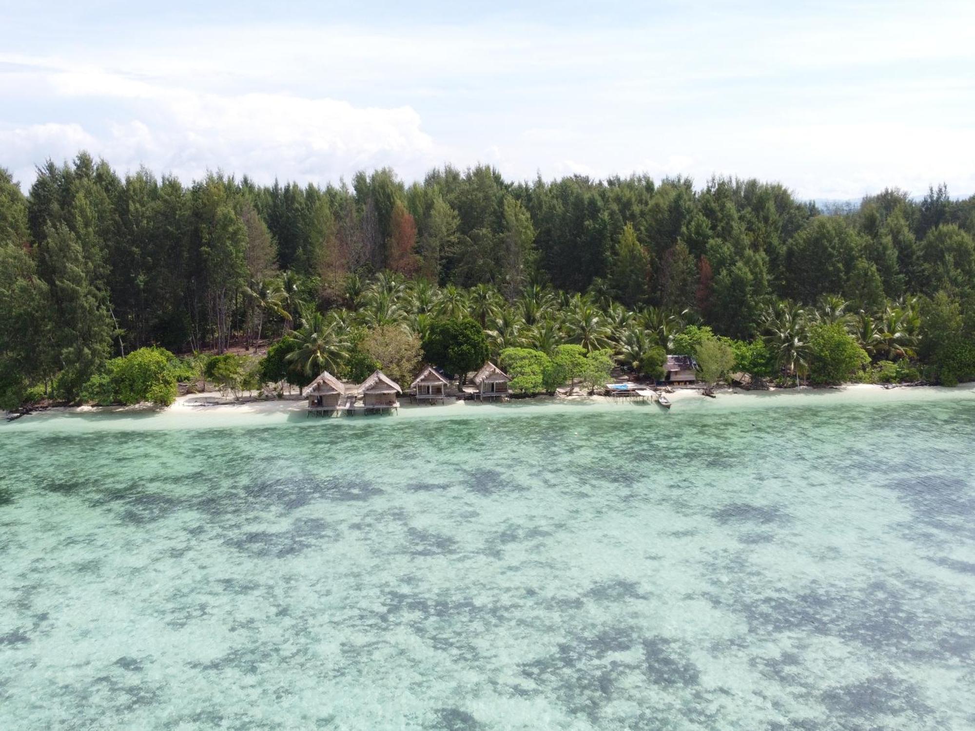Coco Huts Guest House Waisai Kültér fotó