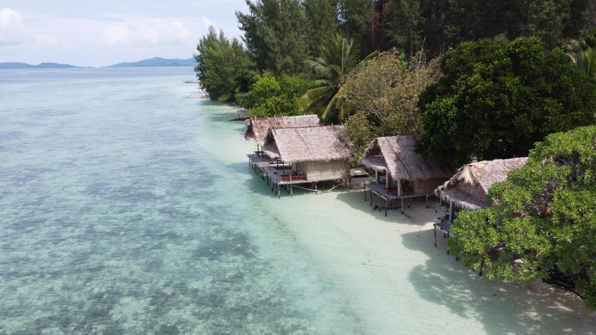 Coco Huts Guest House Waisai Kültér fotó